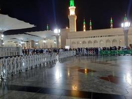 belle vue sur masjid al-nabawi, médina, arabie saoudite dans les veilleuses. photo