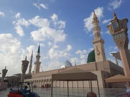 belle vue de jour sur masjid al nabawi, le dôme vert de la médina, les minarets et la cour de la mosquée. photo