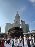 mecque, arabie saoudite, janvier 2023 - belle vue intérieure de masjid al-haram, mecque, arabie saoudite. des pèlerins du monde entier exécutent le tawaf. photo