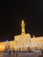 une belle vue nocturne de la mosquée sayed al shuhada à médina, en arabie saoudite. photo