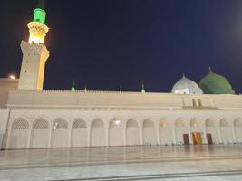 belle vue sur masjid al-nabawi, médina, arabie saoudite dans les veilleuses. photo