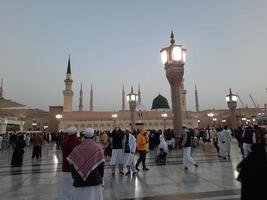 médina, arabie saoudite, décembre 2022 - belle vue du soir à masjid al-nabawi, les visiteurs sont vus dans les lumières de la mosquée dans les locaux de la mosquée. photo