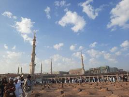 médina, arabie saoudite, décembre 2022 - une vue nocturne du cimetière de jannat al-baqi, situé à une certaine distance de masjid al-nabawi. photo