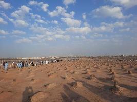 médina, arabie saoudite, décembre 2022 - une vue nocturne du cimetière de jannat al-baqi, situé à une certaine distance de masjid al-nabawi. photo