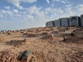 médina, arabie saoudite, décembre 2022 - une vue nocturne du cimetière de jannat al-baqi, situé à une certaine distance de masjid al-nabawi. photo