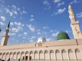 belle vue de jour sur la mosquée du prophète - masjid al nabawi, médina, arabie saoudite. photo