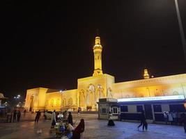 une belle vue nocturne de la mosquée sayed al shuhada à médina, en arabie saoudite. photo