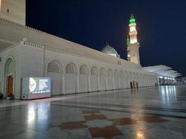 belle vue sur masjid al-nabawi, médina, arabie saoudite dans les veilleuses. photo