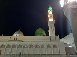 belle vue sur masjid al-nabawi, médina, arabie saoudite dans les veilleuses. photo