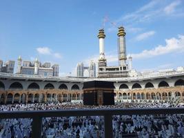 mecque, arabie saoudite, janvier 2023 - belle vue intérieure de masjid al-haram, mecque, arabie saoudite. des pèlerins du monde entier exécutent le tawaf. photo