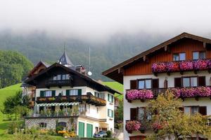 voyage à sankt-wolfgang, autriche. la vue sur les maisons fleuries de la ville de montagne. photo