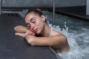 femme détendue pendant la séance d'hydrothérapie dans la piscine photo