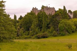 château médiéval de la vieille ville rurale de dunster, angleterre. photo