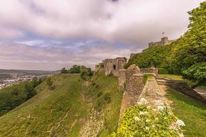 le puissant château de douvres dans le kent, en angleterre. photo