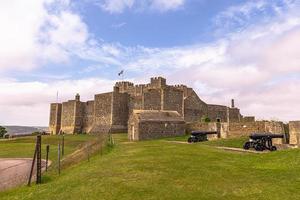 le puissant château de douvres dans le kent, en angleterre. photo