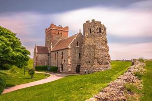 ancienne église du puissant château de douvres dans le kent, en angleterre. photo