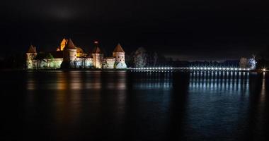château de trakai la nuit photo