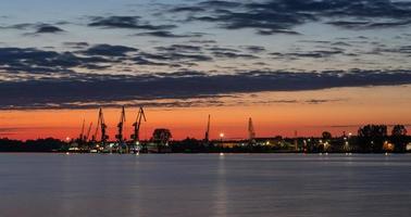 vue sur les environs de riga depuis daugava photo