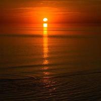 paysages d'été de la mer baltique au coucher du soleil photo