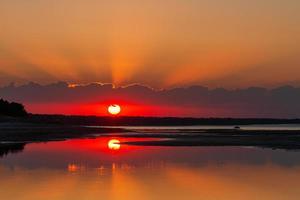 paysages d'été de la mer baltique au coucher du soleil photo