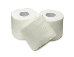 trois rouleaux de papier de soie blanc ou de serviette préparés pour être utilisés dans les toilettes ou les toilettes isolés sur fond blanc avec un tracé de détourage photo