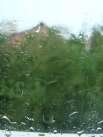 jours de pluie gouttes de pluie sur la surface de la fenêtre photo