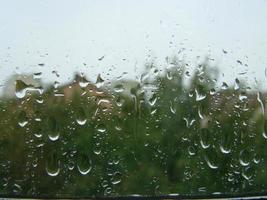 jours de pluie gouttes de pluie sur la surface de la fenêtre photo