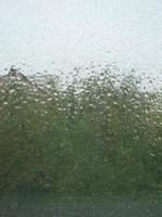 jours de pluie gouttes de pluie sur la surface de la fenêtre photo