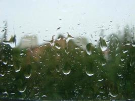 jours de pluie gouttes de pluie sur la surface de la fenêtre photo