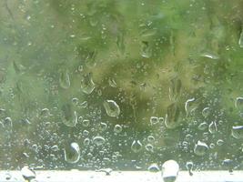 jours de pluie gouttes de pluie sur la surface de la fenêtre photo