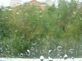 jours de pluie gouttes de pluie sur la surface de la fenêtre photo