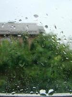 jours de pluie gouttes de pluie sur la surface de la fenêtre photo