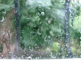 jours de pluie gouttes de pluie sur la surface de la fenêtre photo