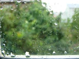 jours de pluie gouttes de pluie sur la surface de la fenêtre photo