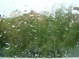 jours de pluie gouttes de pluie sur la surface de la fenêtre photo