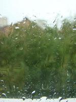 jours de pluie gouttes de pluie sur la surface de la fenêtre photo