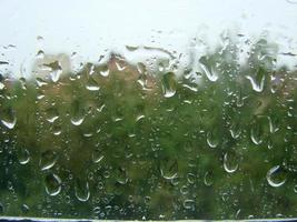 jours de pluie gouttes de pluie sur la surface de la fenêtre photo