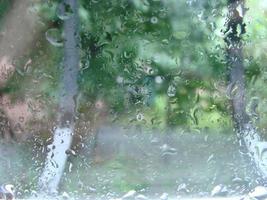 jours de pluie gouttes de pluie sur la surface de la fenêtre photo