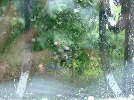 jours de pluie gouttes de pluie sur la surface de la fenêtre photo