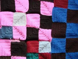 texture au crochet, motif de carrés colorés. carrés de tricot au crochet photo