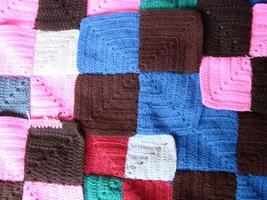 texture au crochet, motif de carrés colorés. carrés de tricot au crochet photo