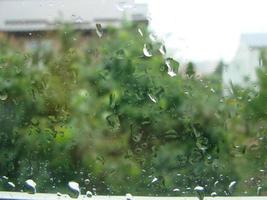 jours de pluie gouttes de pluie sur la surface de la fenêtre photo