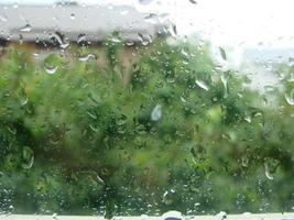 jours de pluie gouttes de pluie sur la surface de la fenêtre photo