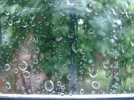 jours de pluie gouttes de pluie sur la surface de la fenêtre photo