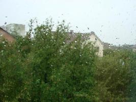 jours de pluie gouttes de pluie sur la surface de la fenêtre photo