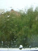 jours de pluie gouttes de pluie sur la surface de la fenêtre photo