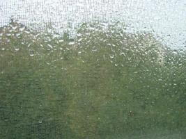 jours de pluie gouttes de pluie sur la surface de la fenêtre photo