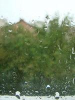 jours de pluie gouttes de pluie sur la surface de la fenêtre photo