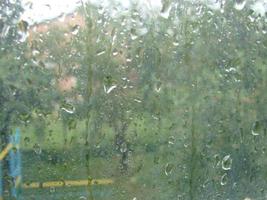 jours de pluie gouttes de pluie sur la surface de la fenêtre photo