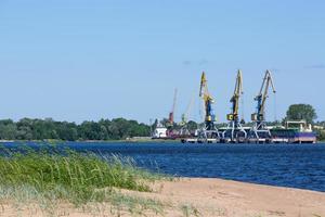 vue sur les environs de riga depuis daugava photo